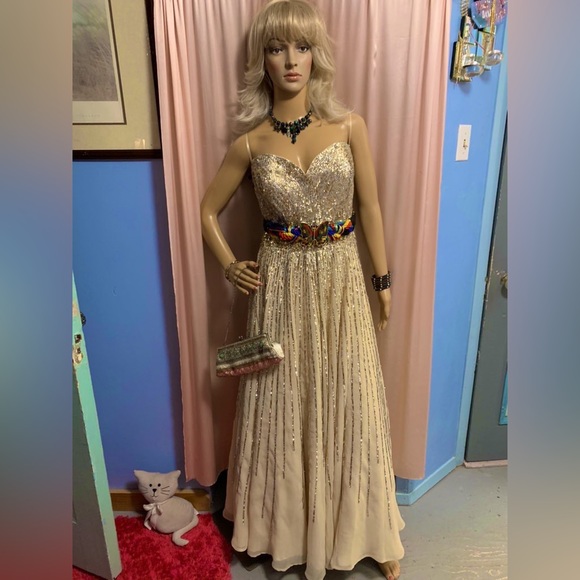 Beautiful cream colour sequined Royal Queen size 14 formal dress…. - Picture 6 of 10